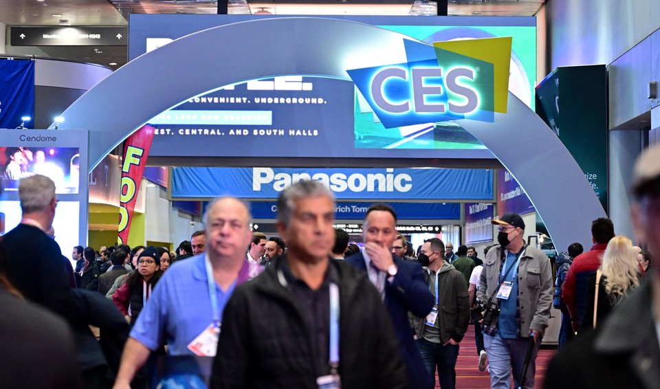 미국 라스베이거스 컨벤션센터에서 열린 CES 2024 현장에 참관객들이 전시장으로 이동하고 있다. [사진=AFP통신]