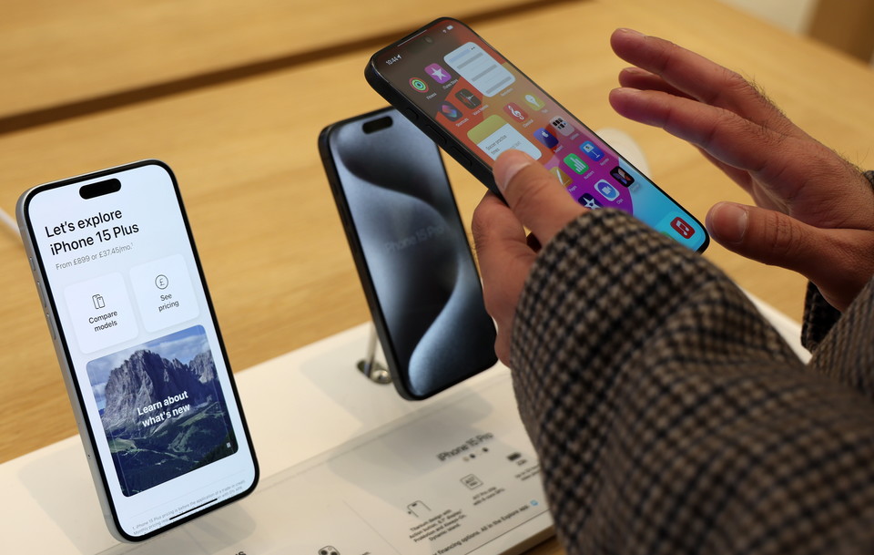 영국 런던 소재 애플스토어에 전시된 아이폰15 [사진=EPA]