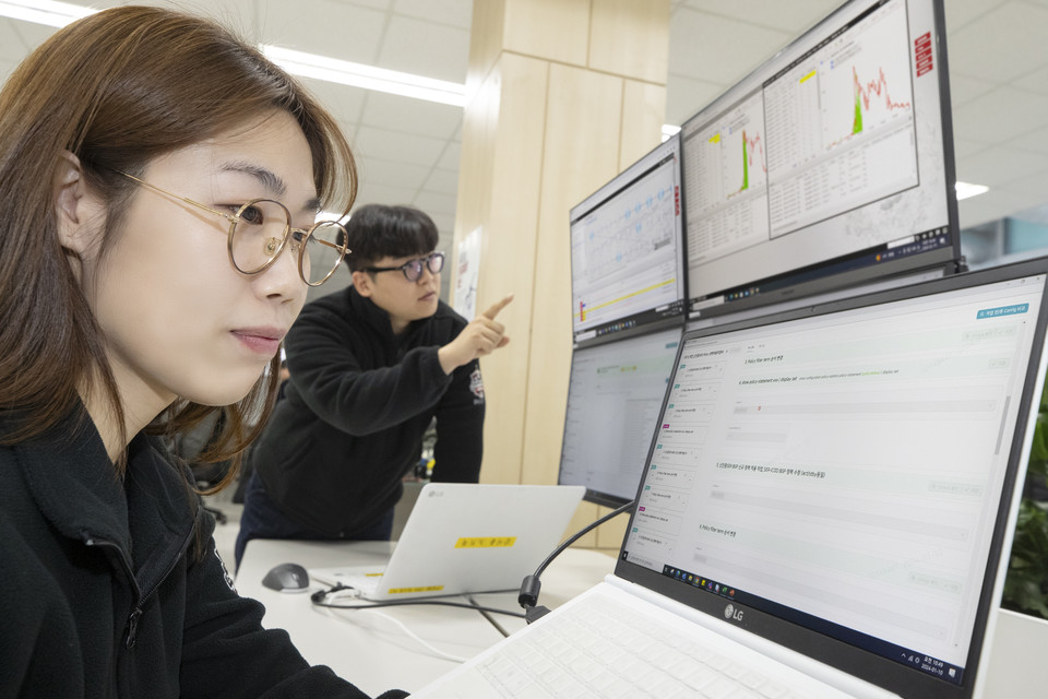 대전시 중구 KT문화빌딩에서 KT 네트워크 전문가가 차세대 SDN 컨트롤러를 활용해 인터넷 네트워크 장비를 관리하고 있다. [사진=KT]