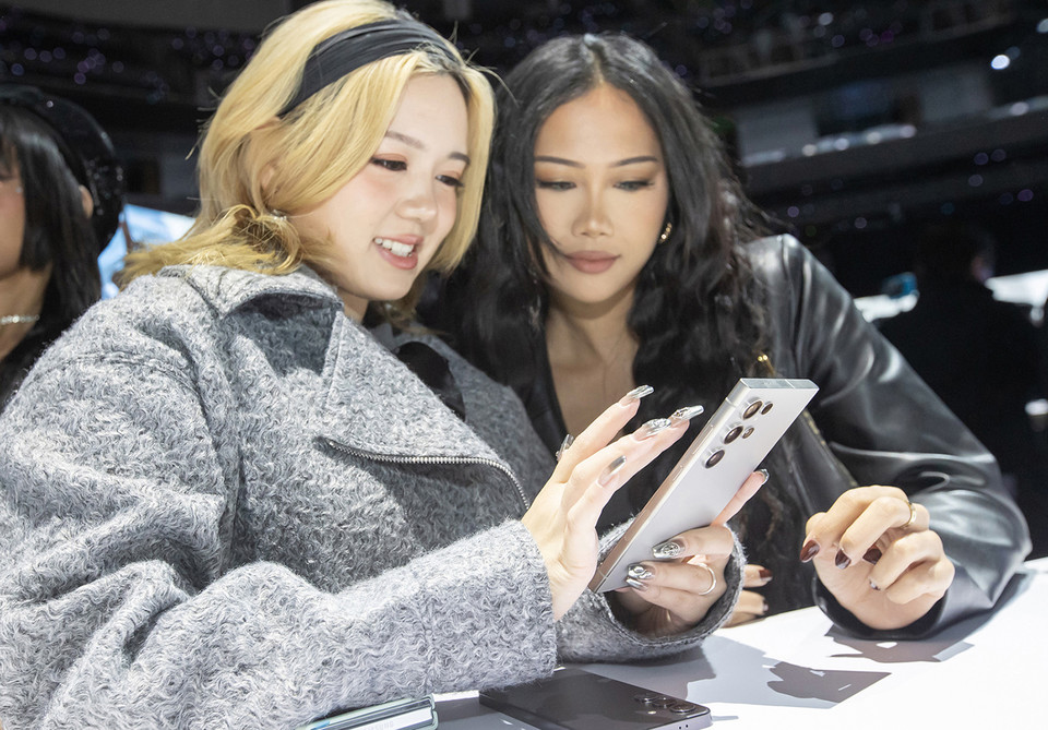 17일(현지시간) 미국 캘리포니아주 산호세 소재 SAP센터에서 열린 갤럭시 언팩 2024 현장에서 참석자들이 갤럭시S24 신제품을 보고 있다. [사진=삼성전자]