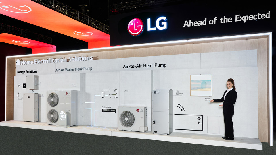 LG전자 모델이 ‘AHR 엑스포 2024’에서‘주거용 전기화 솔루션’ 제품들을 소개하고 있다. [사진=LG전자]