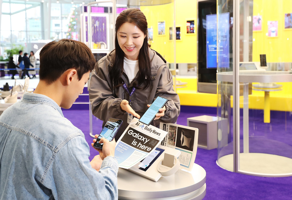 타임스퀘어에 위치한 갤럭시 스튜디오에서 관람객이 번역과 요약을 손쉽게 할 수 있는 갤럭시S24 시리즈의 '노트 어시스트' 기능을 체험하고 있다. [사진=삼성전자]