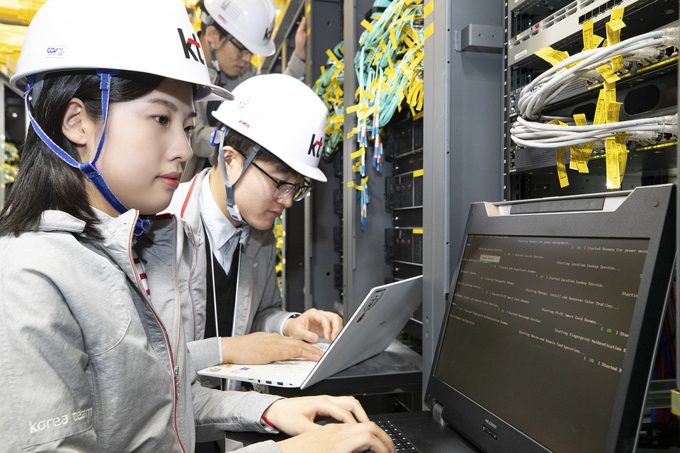 KT 엔지니어가 메시징 시스템에 적용된 자동 복구 기술을 점검하고 있다. [사진=KT]