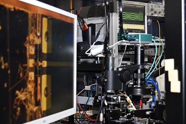 ETRI가 224Gbps 광전송이 가능한 전계흡수형 광원 소자를 개발했다. [사진=ETRI]