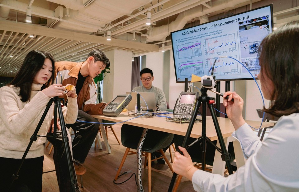 SK텔레콤과 경북대 연구진이 6G 후보 주파수 대역의 경로 손실, 건물 매질 투과 특성, 인체 차단 손실 등 전파특성을 실측하고 있다. [사진=SK텔레콤]
