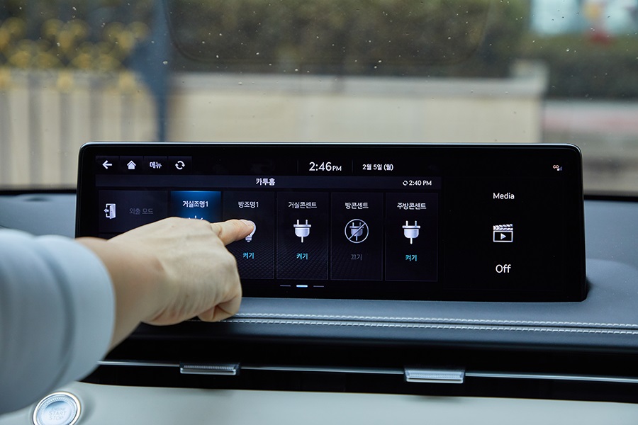 카투홈(Car-To-Home) 기능으로 차량에서 세대의 IoT를 제어하는 모습 [사진=현대오토에버]