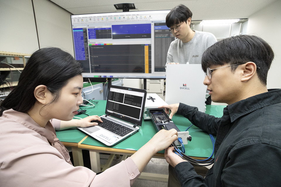 KT, 이노와이어리스 네트워크 엔지니어들이 스몰 셀 성능을 검증하고 있다. [사진=KT]