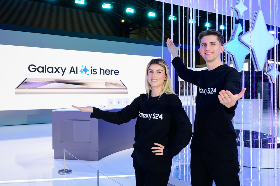 삼성전자 전시부스에서 삼성전자 모델들이 전시 부스를 소개하고 있다. [사진=삼성전자]