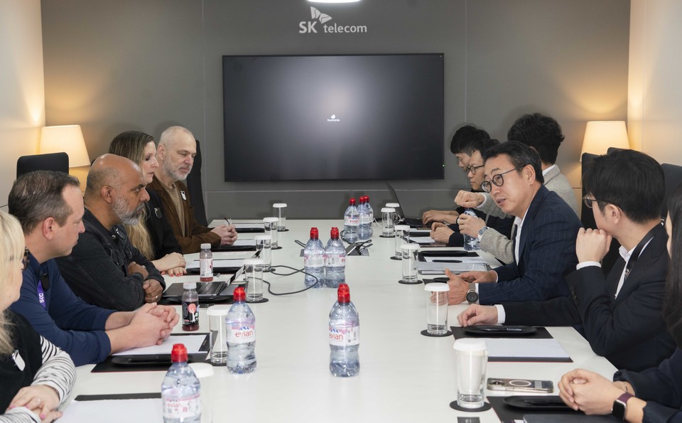 28일(현지시간) MWC 2024 전시장에서 유영상 사장 등 SK텔레콤 경영진과 휴메인 경영진이 온디바이스AI 협력을 골자로 하는 업무협약을 체결하고 사업 협력안을 논의했. [사진=SK텔레콤]