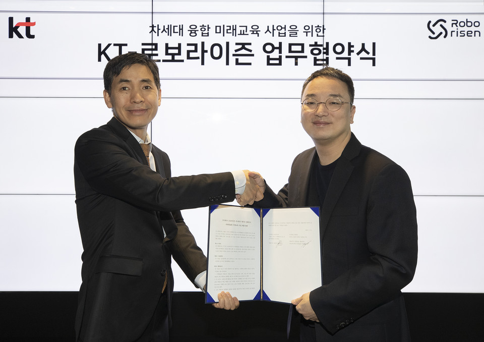 KT 전략·신사업부문 EduDX서비스사업담당 이종형 상무(오른쪽)와 로보라이즌 임상빈 대표(왼쪽)가 협약식에서 기념촬영을 하고 있다. [사진=KT]