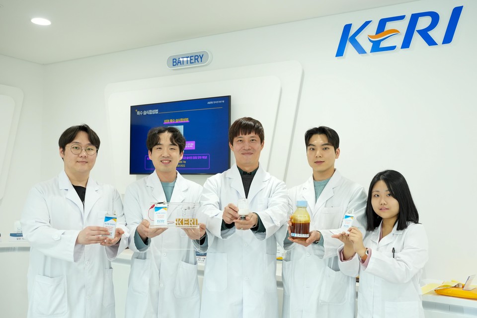 박준우 박사(가운데)팀이 습식 합성 공정으로 제조된 고체전해질과 이를 활용한 전고체전지 시제품을 들고 있다. [사진=KERI]