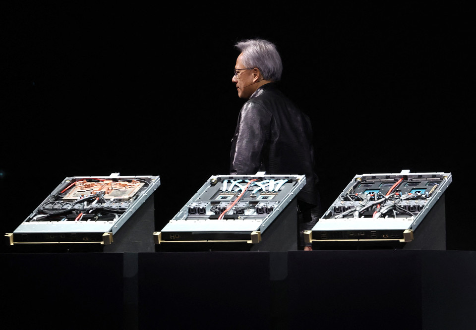 젠슨 황 엔비디아 CEO가 18일(현지시간) 산호세 SAP센터에서 열린 GTC 2024 현장에서 기조연설자로 나섰다. 엔비디아는 이날 차세대 아키텍처 블랙웰을 정식 공개했다. [사진=AFP통신]