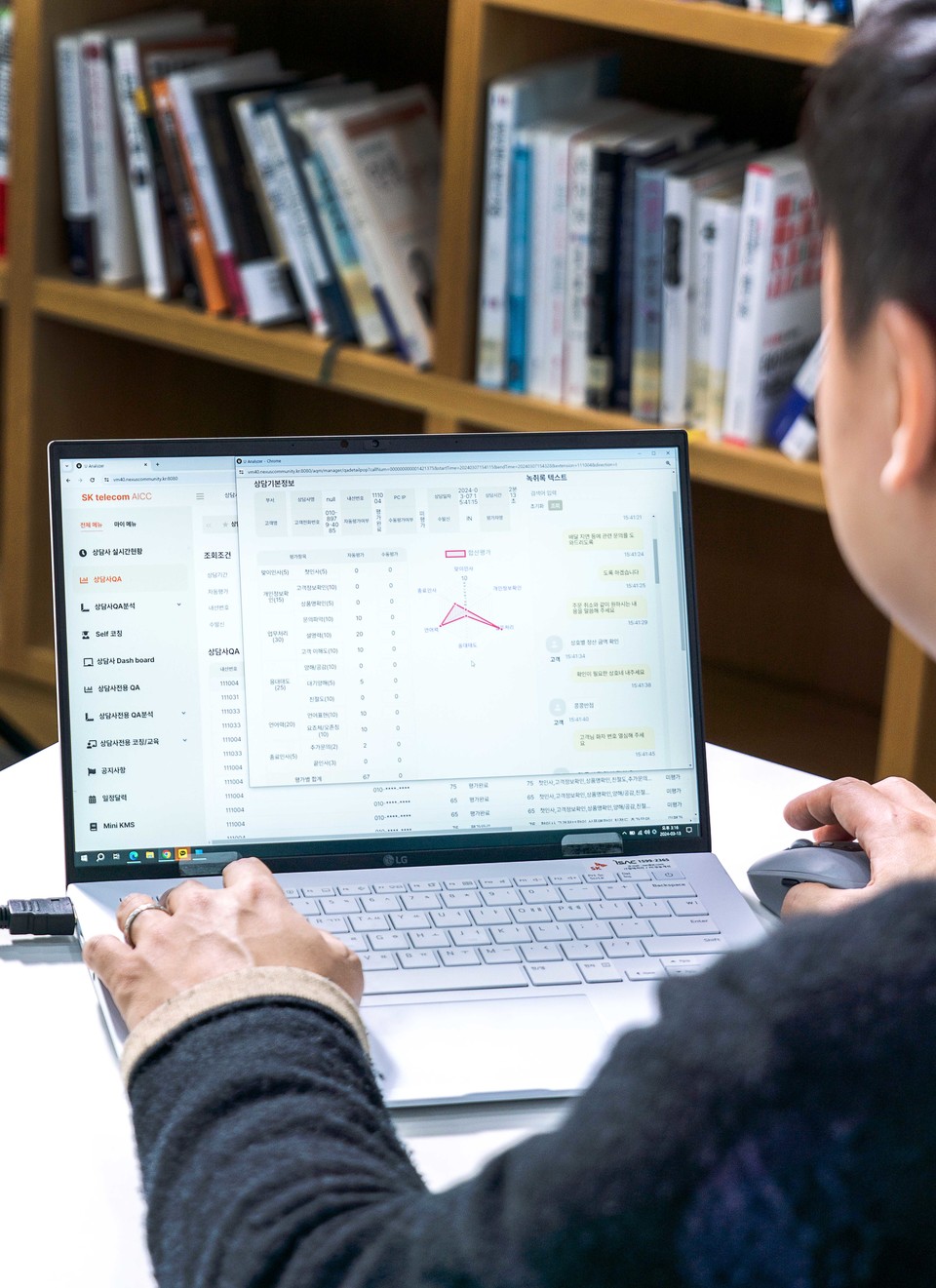 SK텔레콤 직원들이 AI컨택센터(SKT AI CCaaS)를 사용하는 모습 [사진=SK텔레콤]