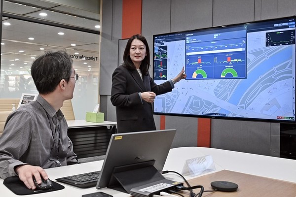 ETRI 연구진이 개발한 도시교통브레인에 대해 논의하고 있다. [사진=ETRI]