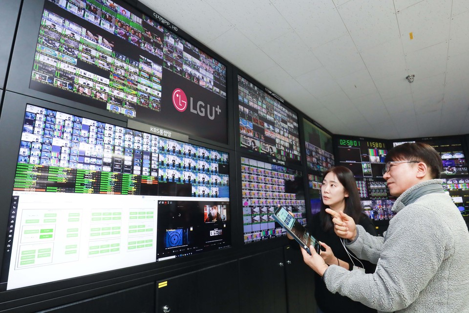 LG유플러스 안양사옥에서 엔지니어들이 방송 회선을 관제하고 있다. [사진=LG유플러스]