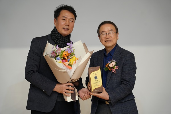 대한사회복지회 ‘아너스 클럽’ 가입식에 참석한 김기화 대표(좌측), 대한사회복지회 강대성 회장(우측)