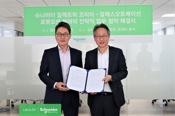 (왼쪽부터) 슈나이더일렉트릭코리아 채교문 사장, 알에스오토메이션 강덕현 대표 [사진=슈나이더일렉트릭]