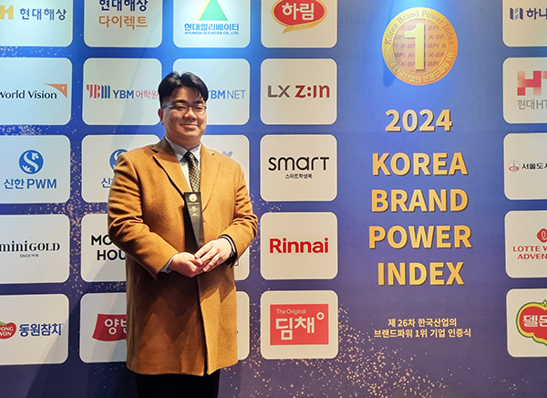 한국산업의 브랜드파워 1위 시상식에서 린나이 강상규 사업전략본부장이 수상을 하고 있다.