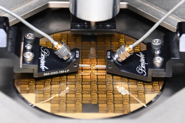 ETRI 팹에서 제작된 4인치 GaN-on-SiC 웨이퍼 사진 [사진=ETRI]