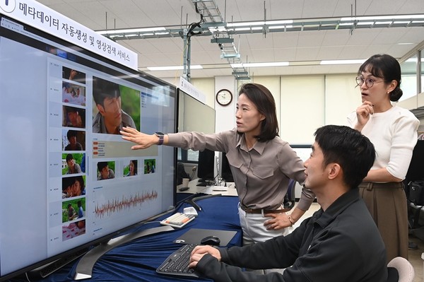 메타데이터 자동생성, 영상검색 서비스에 관해 논의하고 있는 ETRI 연구진 [사진=ETRI]