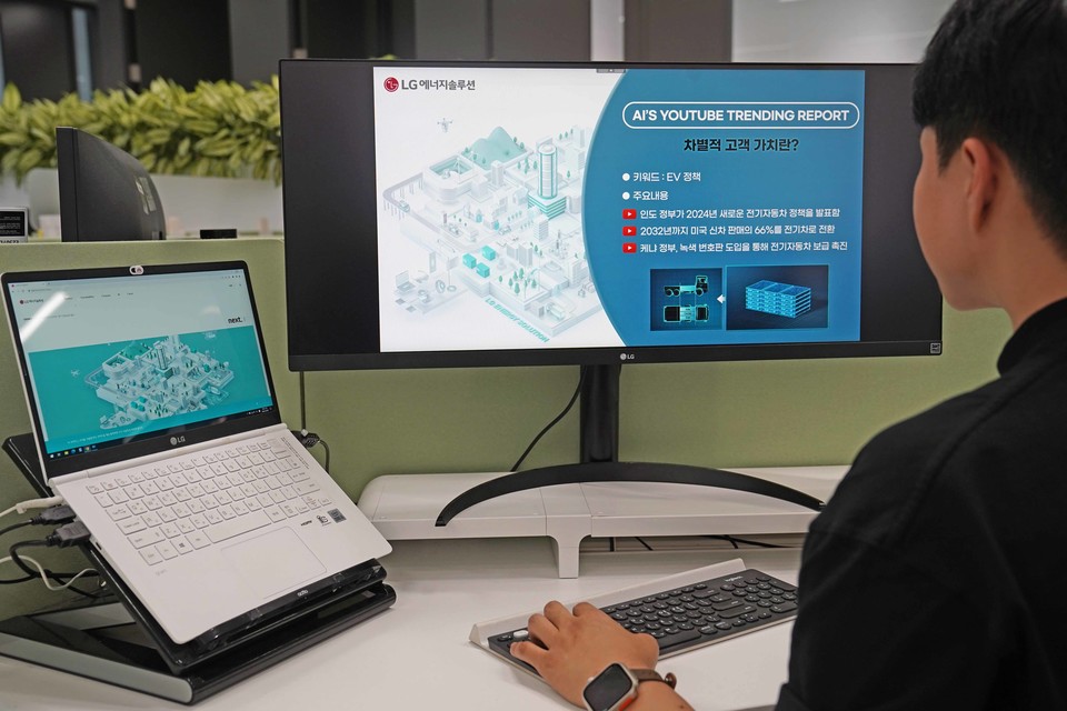 LG에너지솔루션(LG엔솔) 직원이 생성AI가 분석한 유튜브 트렌드 리포트를 업무에 활용하는 모습 [사진=LG엔솔]
