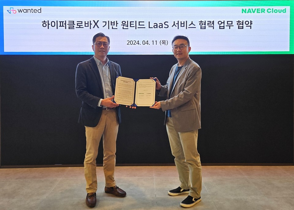 (왼쪽부터) 원티드랩 주형민 AX사업개발 총괄, 네이버클라우드 윤희영 상무 [사진=네이버클라우드]