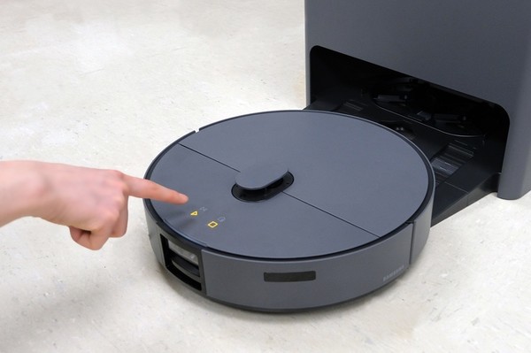 '비스포크 AI 스팀'에 부착된 삼성 촉각 스티커 [사진=삼성전자서비스]