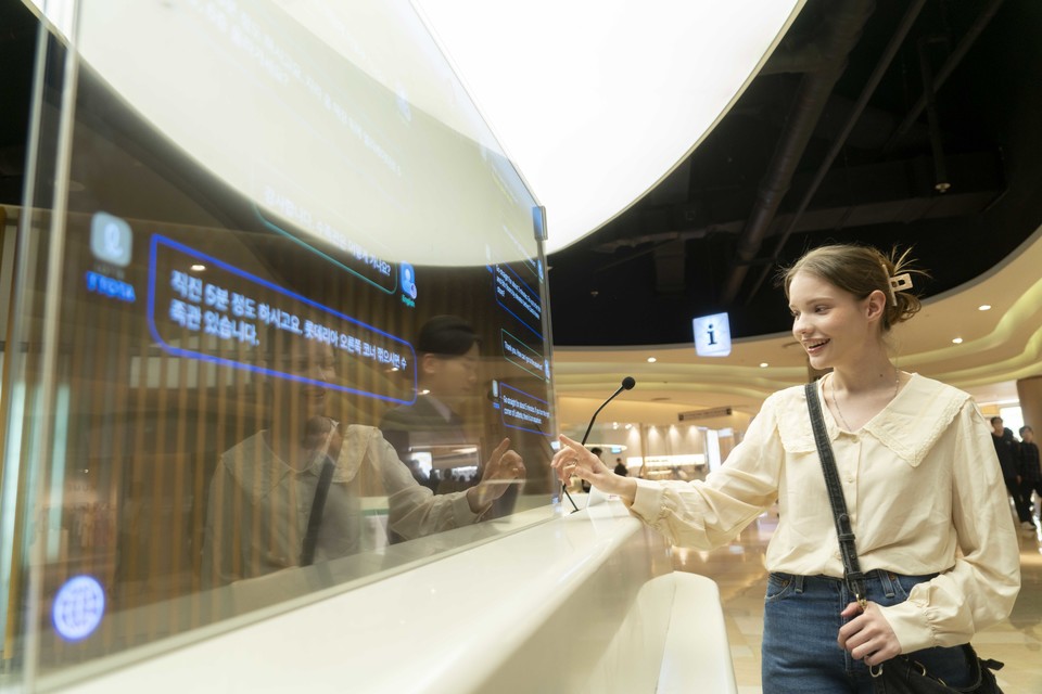 에비뉴엘 잠실점 1층과 롯데월드몰 지하 1층 안내데스크에 설치된 트랜스 토커 [사진=SK텔레콤]