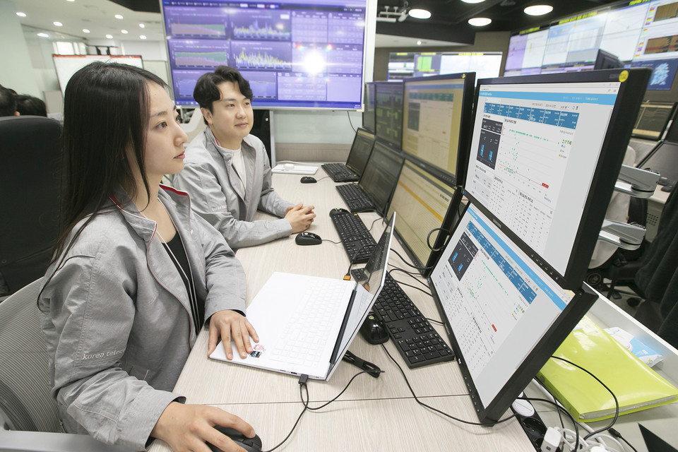 KT 엔지니어들이 과천 네트워크관제센터에서 AI TEMS가 적용된 통신실의 에너지 절감 상황을 원격으로 점검하고 있다. [사진=KT]
