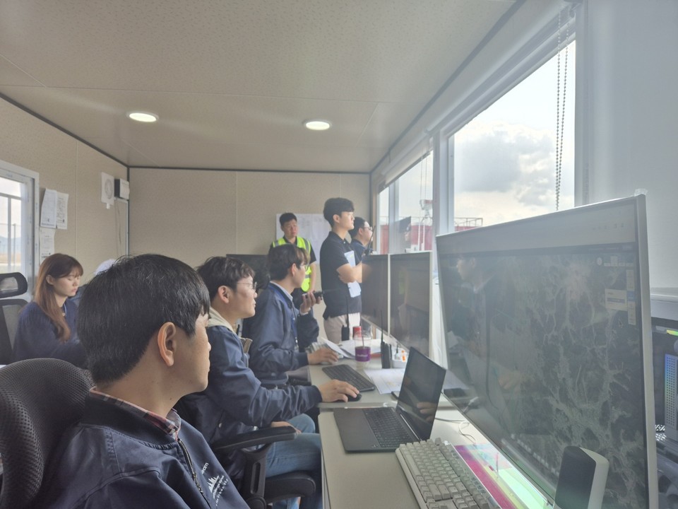 K-UAM 원팀 컨소시엄 KT 관계자들이 UAM 교통관리시스템으로 UAM을 관제하고 있다. [사진=KT]