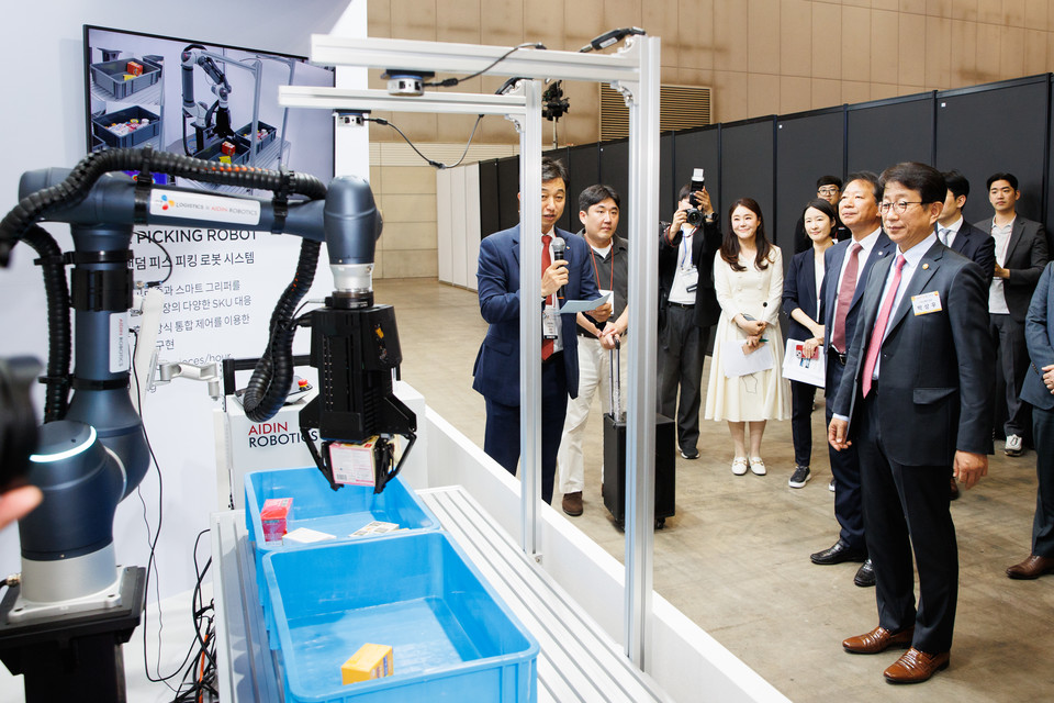 박상우 국토교통부 장관이 23일 경기도 일산 킨텍스 제2전시장에서 개막한 ‘2024 국제물류산업대전(KOREA MAT 2024)’에서 전시를 둘러보고 있다. [사진=국토부]