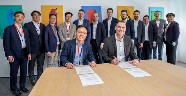 LG화학 김동춘 전자소재사업부장(앞줄 왼쪽), 베바스토 얀 헤닝 멜펠트 첨단 유리 사업 총괄(앞줄 오른쪽) [사진=LG화학]