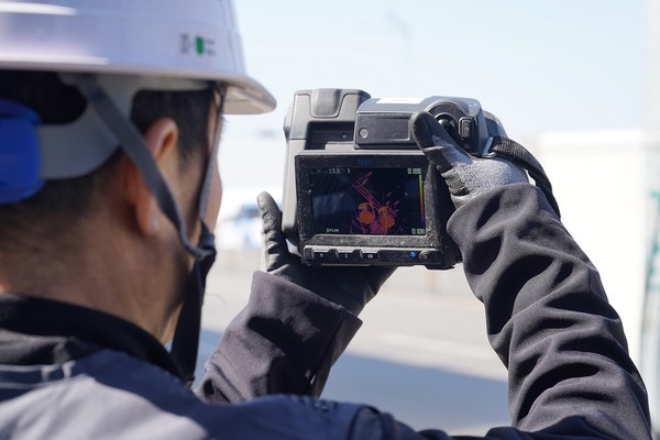 플리어 열화상 카메라로 전기설비를 점검하는 모습. [사진=플리어]