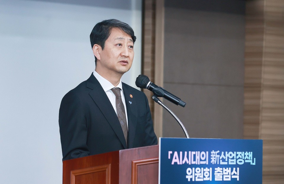 안덕근 산업통상자원부 장관이 8일 서울 역삼동 한국기술센터 대회의실에서 열린 'AI 시대의 신산업정책 위원회 출범식'에서 AI시대의 정책 수립 계획과 AI 자율제조 전략 1.0을 발표하고 있다. [사진=산업부]