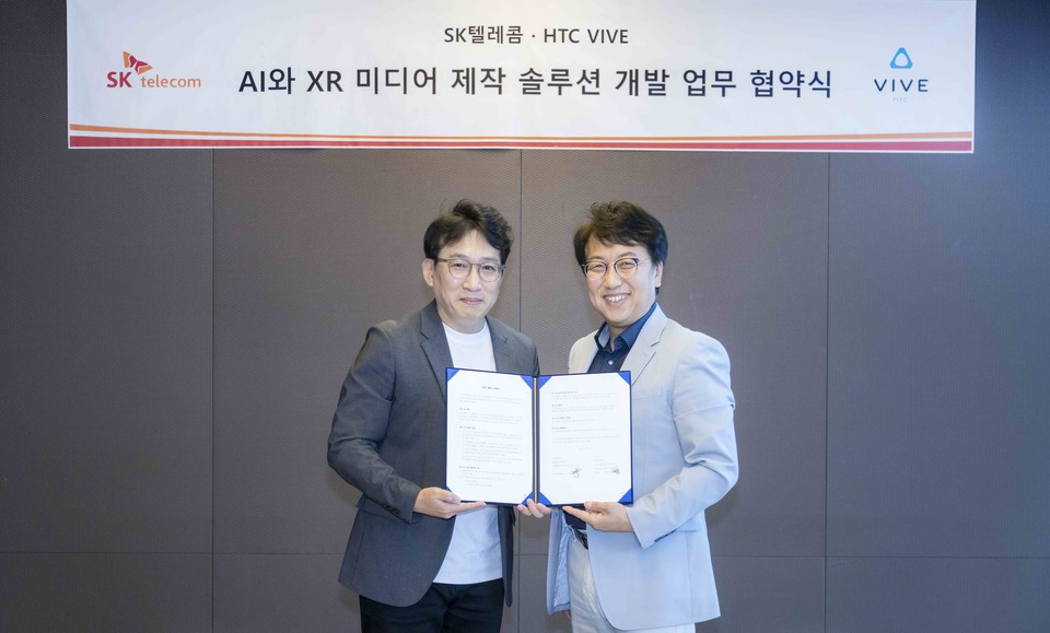 (왼쪽부터) HTC코리아 백승배 지사장, SK텔레콤 김혁 미디어 제휴 담당 [사진=SK텔레콤]