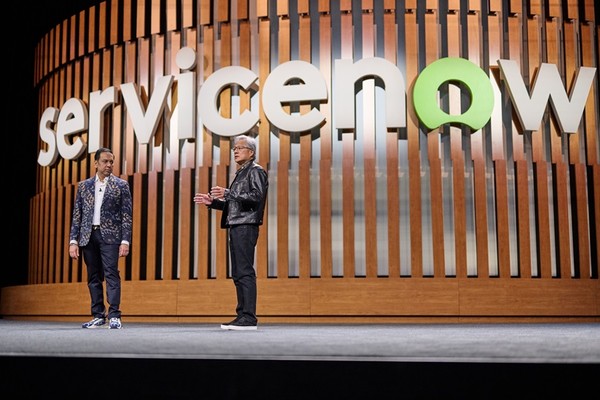 (왼쪽부터) CJ 데사이 서비스나우 COO, 젠슨 황 엔비디아 CEO [사진=서비스나우]