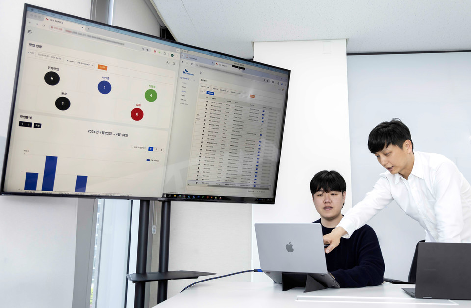 SK텔레콤 엔지니어들이 AI오케스트레이터를 사용해 유선망 네트워크를 점검하고 있다. [사진=SK텔레콤]
