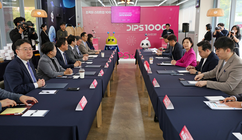 On the afternoon of the 20th, Minister of SMEs and Startups Oh Young-joo and Contact CEO Seong-hee Lee and other attendees are holding a meeting at Contact in Jijok-dong, Yuseong-gu, Daejeon. On this day, the Ministry of SMEs and Startups additionally selected 232 companies to be supported by the '2024 Super Gap Startup 1000+ Project', which selects and supports super gap startups. [Photo = Yonhap News]