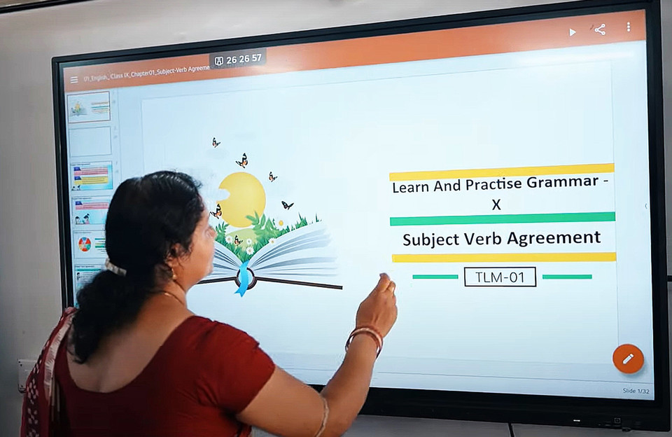 인도 오디샤주 소재 럭세와르 공립 고등학교에서 LG전자칠판을 활용해 수업을 진행하고 있는 모습 [사진=LG전자]