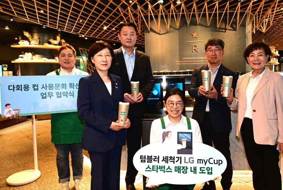 27일 서울 종로구 스타벅스 종로R점에서 진행된 협약식에 참석한 환경부 한화진 장관(왼쪽 두 번째), 스타벅스코리아 손정현 대표이사(왼쪽 세 번째), LG전자 키친솔루션사업부장 이현욱 부사장(오른쪽 두 번째), 자연순환사회연대 김미화 이사장(맨 오른쪽) [사진=LG전자]