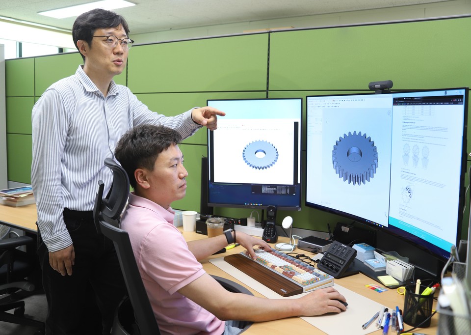 기계연 가상공학플랫폼연구본부 신뢰성연구실 백동천 실장과 김영기 선임연구원이 3D 설계를 할 수 있는 KIMM-CAD에 대해 설명하고 있다. [사진=기계연]