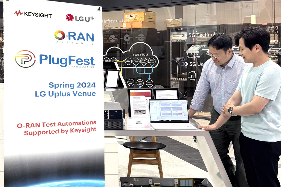 LG유플러스 마곡사옥에서 키사이트 직원들이 오픈랜 시험 자동화 기능을 실증하고 있는 모습 [사진=LG유플러스]