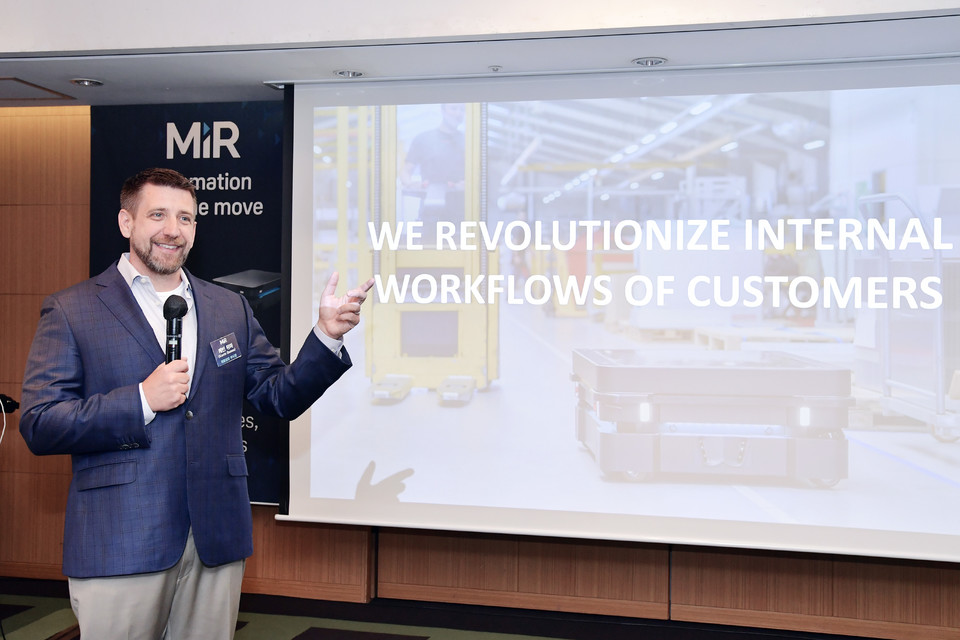 미르 케빈 뒤마 제품담당 부사장이 AMR 도입 동향에 대해 발표하고 있다.