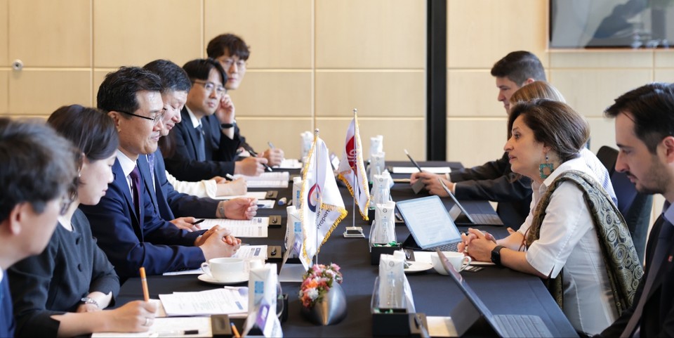 김시형 특허청장 직무대리(왼쪽 아래에서 3번째)가 넬리 시몬(Nellie Simon) 유럽 특허청 부청장(오른쪽 아래에서 2번째)과 양자회의를 진행하고 있다. [사진=특허청]