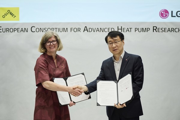 (왼쪽부터) 오슬로메트로폴리탄대학교 탄야 스토르슬 부총장, LG전자 에어솔루션사업부장 이재성 부사장 [사진=LG전자]