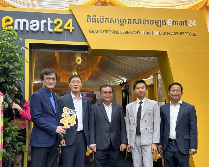 데이비드 삼보 사이손브라더홀딩스 대표(오른쪽 두 번째), 박진순 한림건축그룹 회장(왼쪽 첫 번째), 옴 쌈은 KB프라삭은행장(왼쪽 세 번째), 김현종 KB프라삭은행 부행장(왼 두 번째) 등이 기념사진을 촬영하고 있다. [사진=KB국민은행]