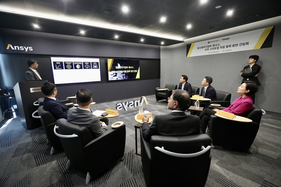 오영주 중기부 장관이 21일 서울 중구 앤시스코리아 본사에서 열린 '우주 스타트업 지원 협력 방안 간담회'에서 ASK 프로그램 성과와 향후 계획을 듣고 있다. [사진=중기부]