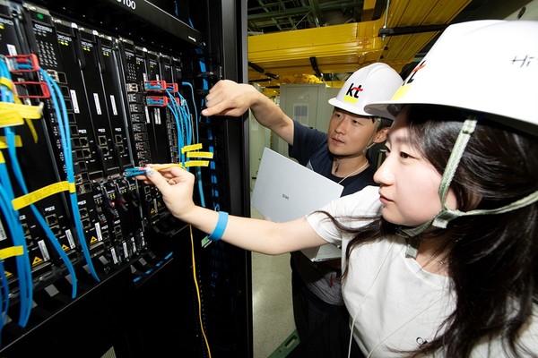 KT가 전송회선 서비스를 이용하는 B2B 고객 성능 요구 수용을 위해 전국 270개의 통신 거점을 잇는 전송망을 초당 100100Gbps급으로 업그레이드했다. [사진=KT]