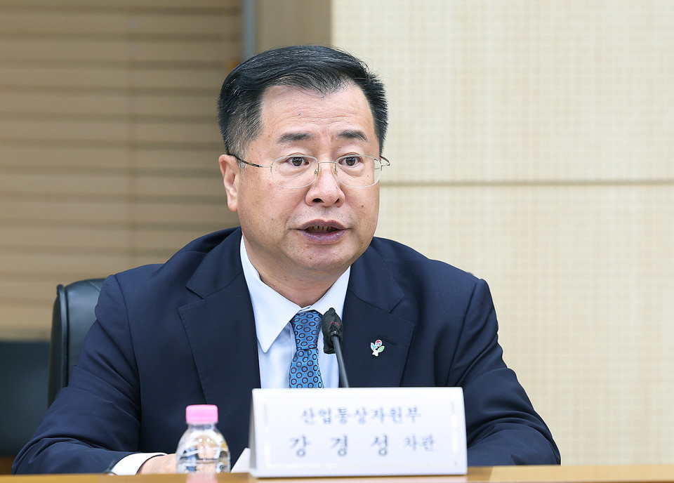 강경성 산업통상자원부 1차관이 26일 서울 중구 한국무역보험공사에서 열린 첨단로봇 경제 전담반(TF) 2차 회의를 주재하고 있다. [사진=산업부]