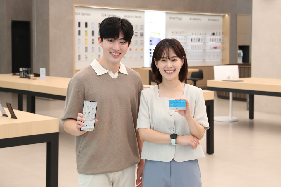 삼성전자 모델들이 KB국민카드와 협업해 출시한 IoT 신용카드를 소개하고 있다. [사진=삼성전자]